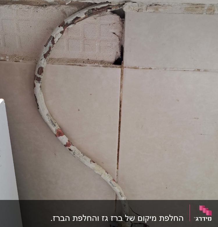 צינור גז מותקן על קיר עם אריחים